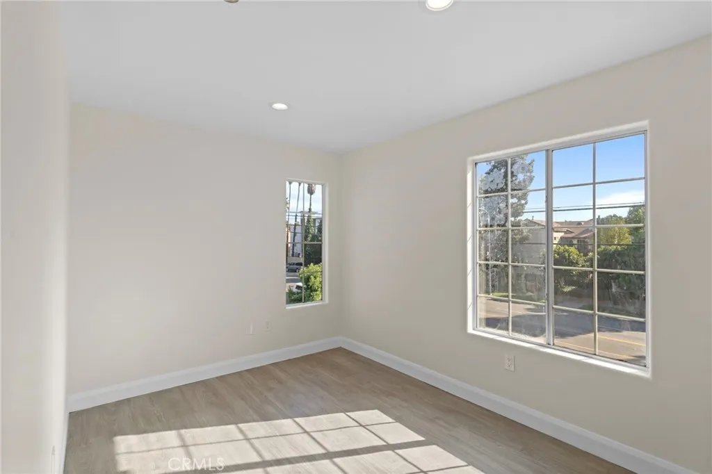 14957 Victory 101, Van Nuys, California 91411 home-pic-11